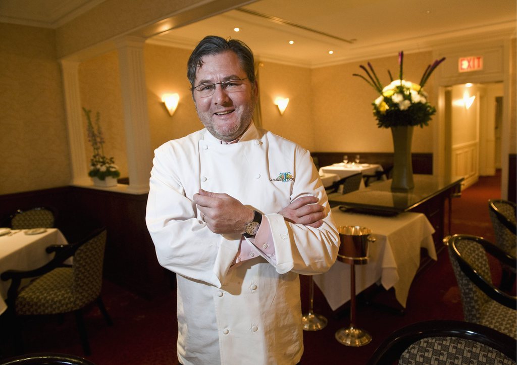 Le cuisinier avait ouvert son restaurant "Charlie Trotter's" en 1987 et l'avait transformé au fil du temps en l'un des établissements les plus courus de Chicago.