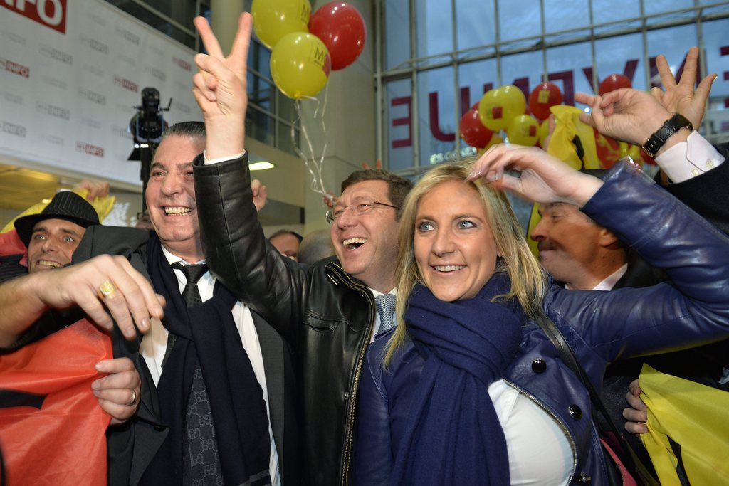 Heureux des résultats des élections au Conseil d'Etat, Eric Stauffer (MCG), Mauro Poggia (MCG) et Céline Amaudruz (UDC) arrivent dans le hall de l'Uni Mail. 