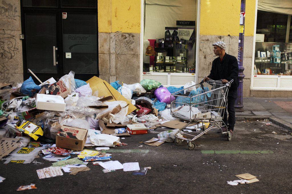 Un groupe public avait commencé samedi à ramasser les tonnes de déchets accumulés dans les rues.