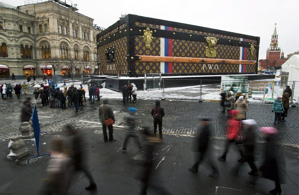 La malle géante devait abriter à partir du 2 décembre et jusqu'au 19 janvier une exposition de malles Louis Vuitton.