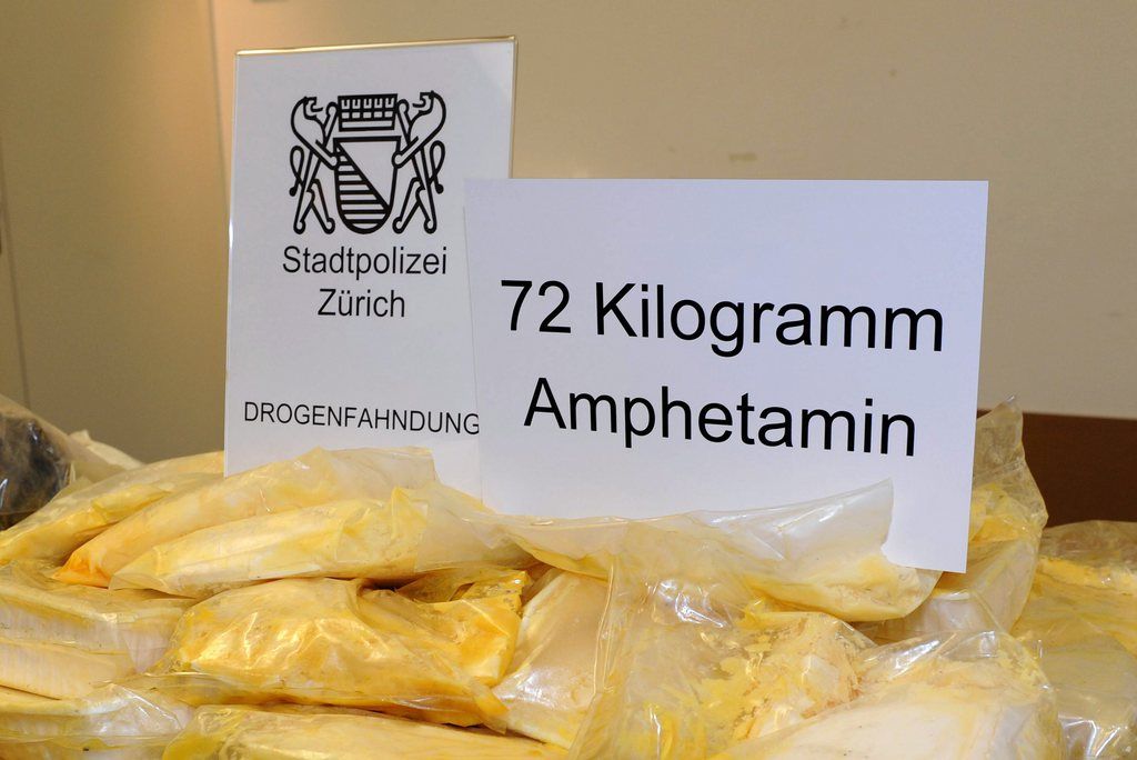 L'amphétamine est une substance synthétique qui procure des effets similaires à ceux de la cocaïne.
