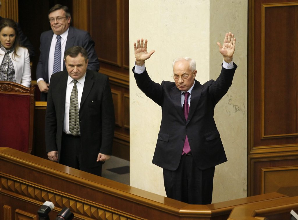 Accusé par l'opposition d'être personnellement responsable des violences policières et d'avoir "vendu l'Ukraine à la Russie", le Premier ministre Mykola Azarov et son gouvernement ont été convoqués au parlement, devant lequel étaient rassemblés des milliers d'opposants.