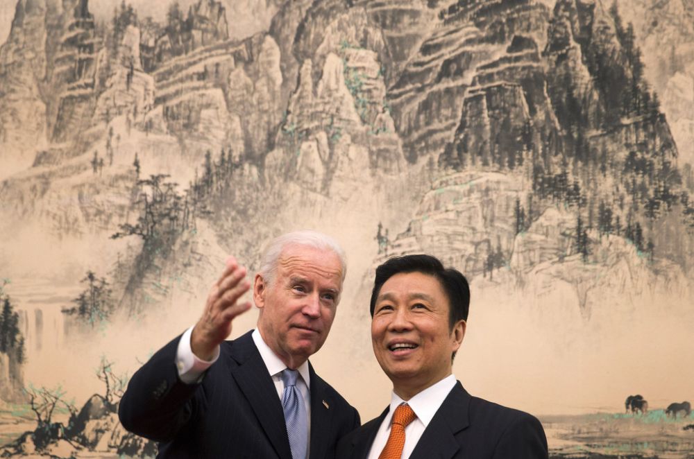 Le vice-président américain, Joe Biden, en pleine discussion avec son homologue chinois Li Yuanchao.