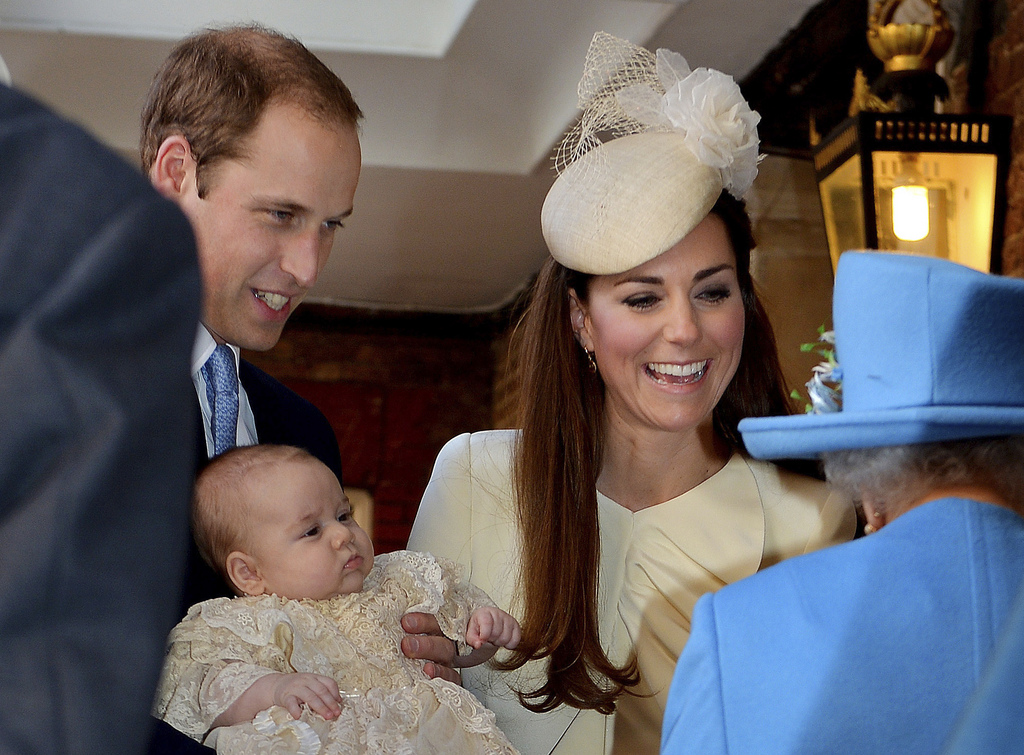 JAHRESRUECKBLICK 2013 - OKTOBER - Britain's Queen Elizabeth II, right,  speaks with Prince William and Kate Duchess of Cambridge as they arrive with their son Prince George at the Chapel Royal in St James's Palace, Wednesday Oct. 23, 2013. Britain's 3-month-old future monarch, Prince George will be christened Wednesday with water from the River Jordan at a rare four-generation gathering of the royal family in London. (KEYSTONE/AP Photo/John Stillwell/Pool)