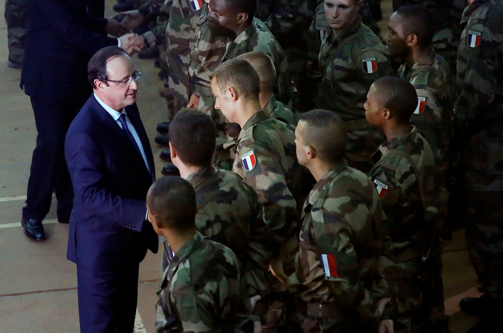 Le président français François Hollande salue les troupes françaises à Bangui.