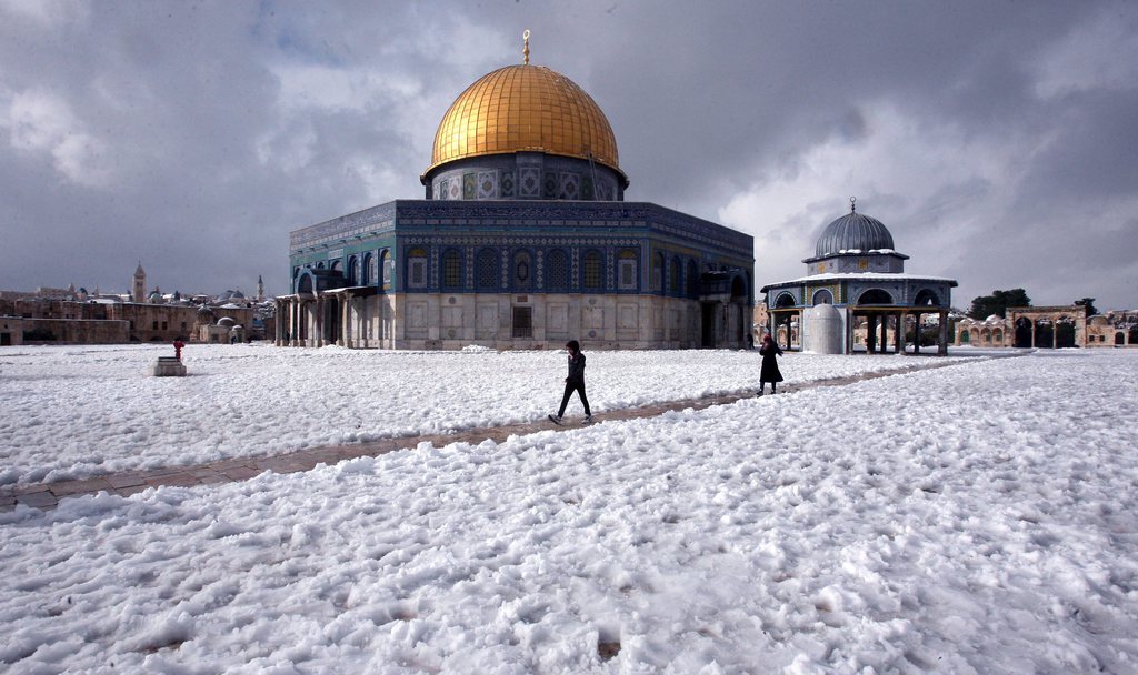 D'importantes chutes de neige, les plus importantes en Israël depuis 1879, paralysent toujours la ville de Jérusalem samedi.