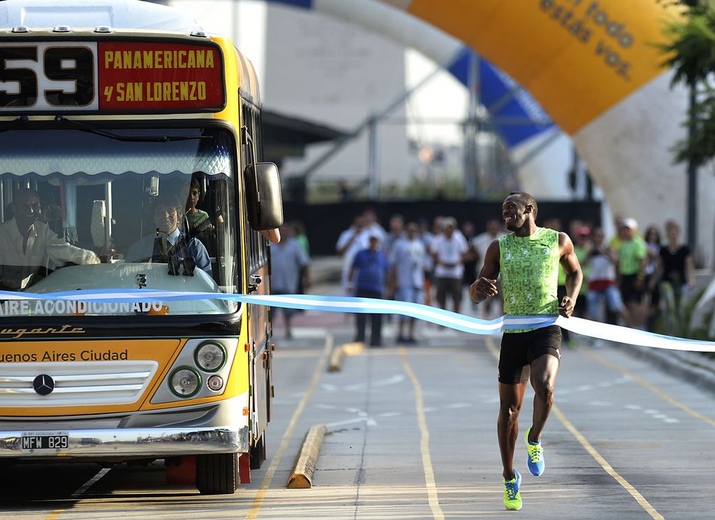 Usain Bolt franchit la ligne d'arrivée avant le bus.