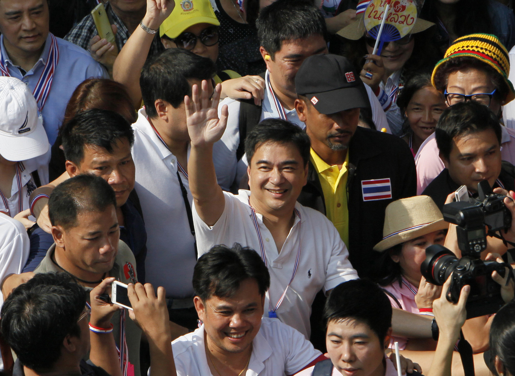 Abhisit Vejjajiva, chef du Parti démocrate thaïlandais, au milieu des manifestants.