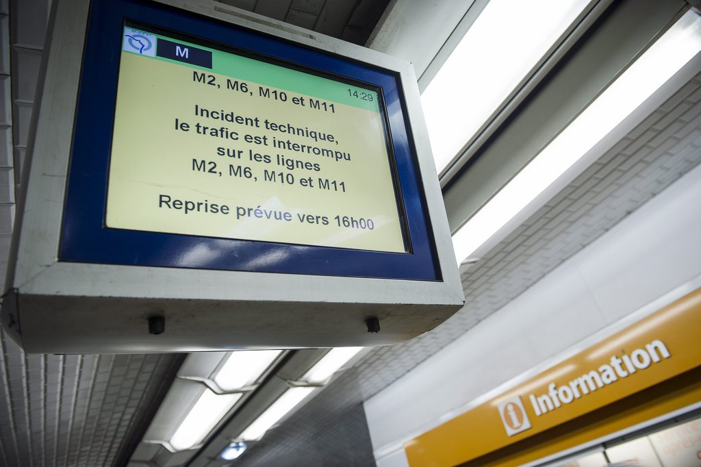 epa03997064 A screen a the entrance of the metro dip lays information related to the technical incident resulting in four metro lines to be blocked in Paris, France, 20 December 2013. Four metro lines, number 2, 6, 10, 1, are blocked after technical incident, the traffic shall come back to normal at 4pm.  EPA/ETIENNE LAURENT