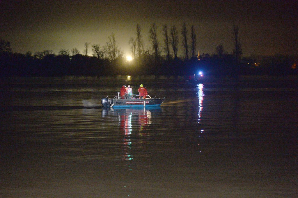 epa03997619 Rescue firefighters organize a search operation after a helicopter crashed in Lugon-et-l'ile-du-Carnay, France, 20 December 2013. The new owner of the  Bordeaux vineyards Chinese Lam Kok, his son and an interpreter are believed to be on board of the crashed helicopter. Lam Kok, the 46-year-old head of the Hong Kong-based Brilliant group, was surveying his new property from overhead in a helicopter piloted by the former owner James Gregoire when the accident happened.  EPA/CAROLINE BLUMBERG