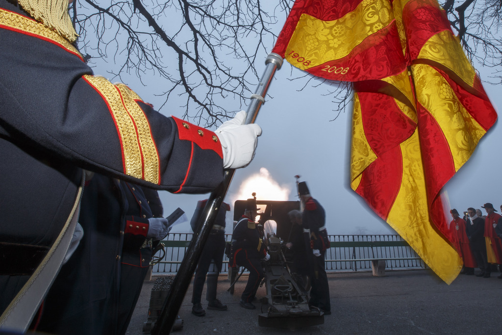 A l'aube et dans le brouillard, trois pièces d'artillerie ont tiré chacune 23 coups de canon correspondant aux 23 cantons suisses.