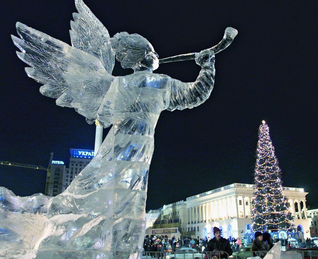 HINTERGRUND ADVENTSKALENDER ENGEL - BILD 19 VON 24 BILDERN - Ein Engel ist in vielen Religionen ein Wesen, das Gott zur Seite steht. Das Wort leitet sich vom griechischen "angelos" ab und bedeutet soviel wie "Bote" oder "Botschafter". Engel sind himmlische, mit Verstand und Willen begabte Wesen und - obwohl sie bisweilen in menschlicher Gestalt erscheinen - den Menschen weit ueberlegen und nicht an die Schranken und Bedingungen der menschlichen Sinnenwelt gebunden. Sie sind nach Hiob die Erstlinge der goettlichen Schoepfung und existieren in unermesslich grosser Anzahl. Hier ist einer von ihnen: Eine Eisskulptur in Form eines Engels, der in ein Horn blaest, steht am 30. Dezember 2001 in der Innenstadt von Kiew, Ukraine. (KEYSTONE/AP Photo/Viktor Pobedinsky)