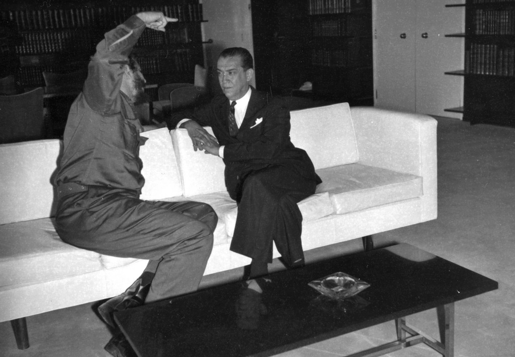 L'ancien président Kubitschek (à droite) en compagnie de Fidel Castro. 