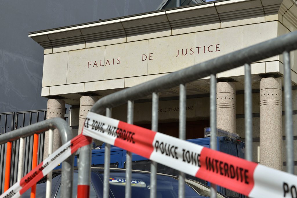 A Genève, le Tribunal de première instance impose des restrictions à la presse, dans le cadre du procès du meurtrier d'Adeline. 