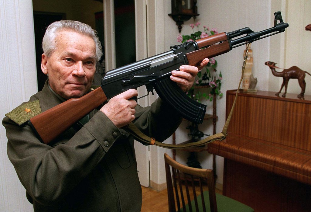 Mikhaïl Kalachnikov (ici en 1997) a commencé à mettre au point en 1947 le fusil d'assaut baptisé AK-47.