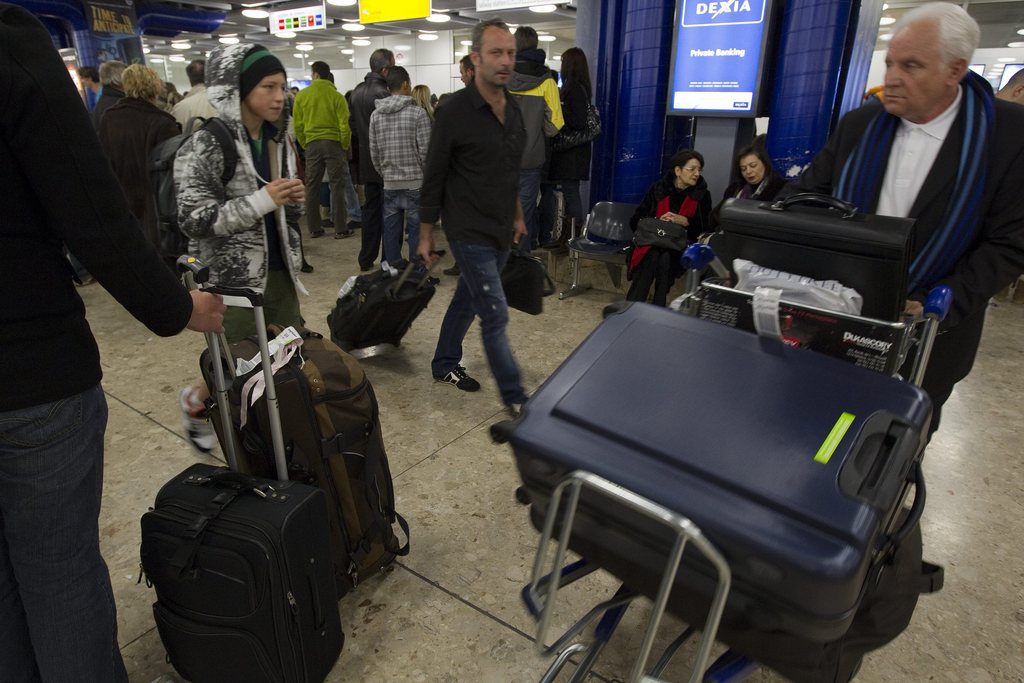 En collaboration avec la compagnie Swiss, Genève Aéroport a installé trois machines en libre-service permettant aux passagers d'enregistrer eux-mêmes leurs bagages de soute. Les premières expériences s'avèrent concluantes.