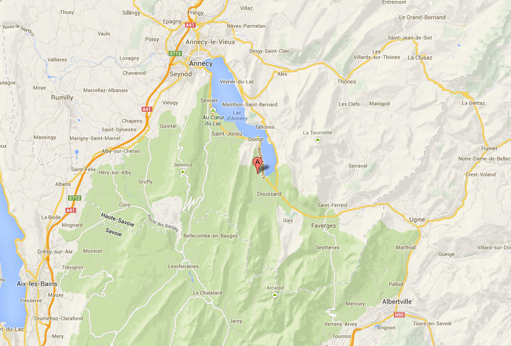 La gérante du camping l'Idéal à Lathuile au bord du lac d'Annecy en Haute-Savoie a été tuée à coup de fusil par deux malfrats cagoulés dans la nuit de dimanche à lundi