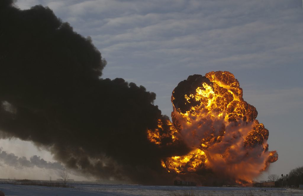 La collision a déclenché une série d'explosions et répandu une épaisse fumée noire sur la localité, mais n'a pas fait de victimes.