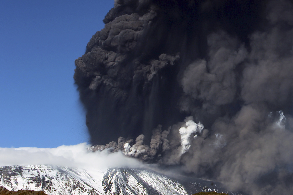 L'éruption de l'Etna en Sicile a entraîné la fermeture de l'aéroport de Catane, situé à proximité, en raison des panaches de cendres.