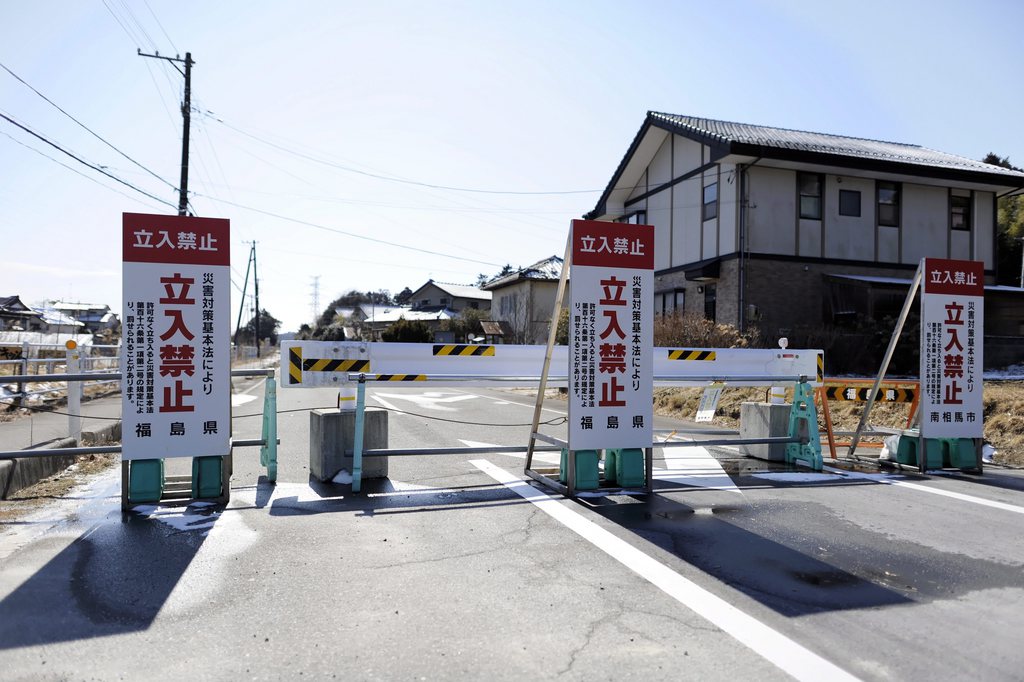 Ces zones proches de Fukushima demeurent inhabitables tant que le niveau de radioactivité n'y a pas été ramené à un seuil jugé acceptable et tant que les infrastructures vitales n'y ont pas été reconstruites. 