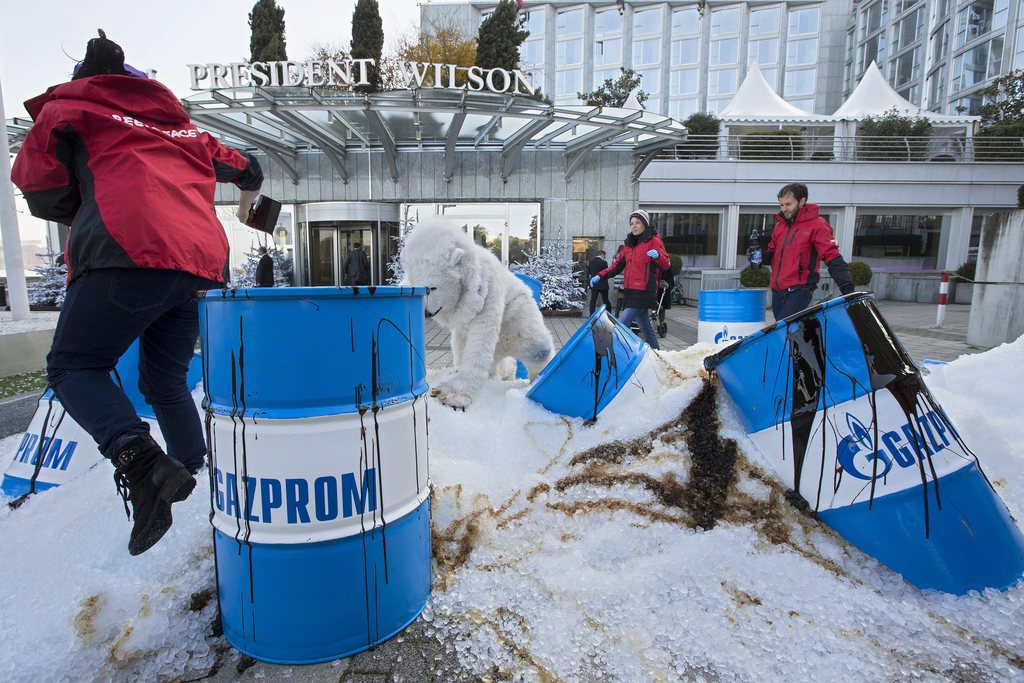 Les militants ont déversé un tas de neige artificielle qu'ils avaient polluée avec du fuel provenant de tonneaux portant le logo de la compagnie Gazprom.