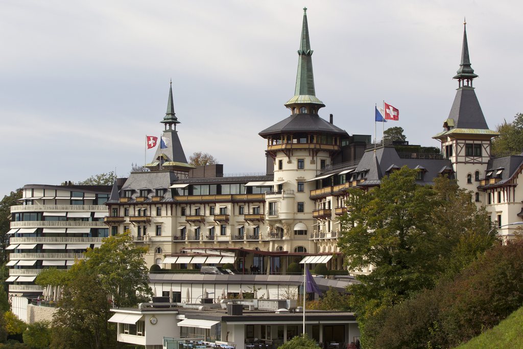 Le propriétaire du luxueux hôtel Dolder de Zurich connu pour sa collection d'art, est soupçonné d'avoir introduit en Suisse des oeuvres sans les déclarer. 