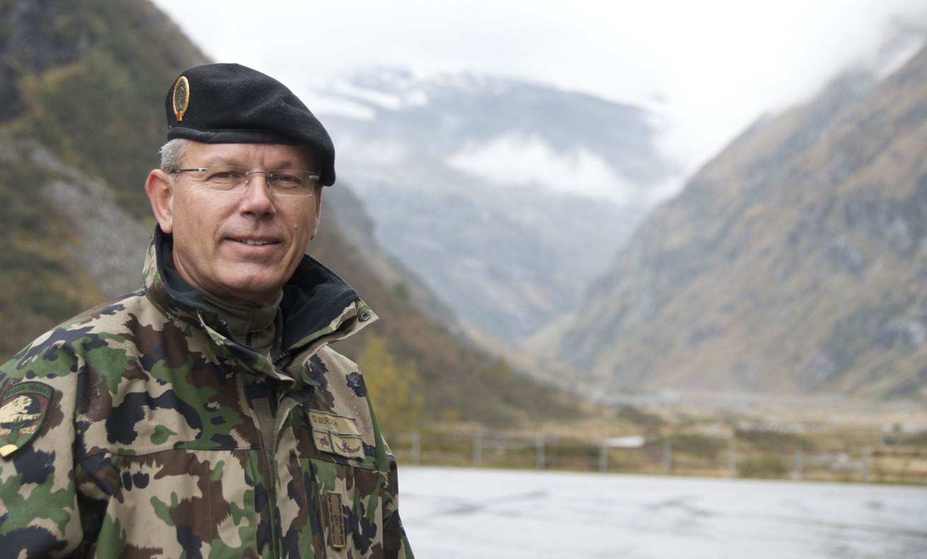 Le brigadier Daniel Berger ici lors d'une de ses visites sur la place de tir d'Hinterrhein, dans le canton des Grisons.