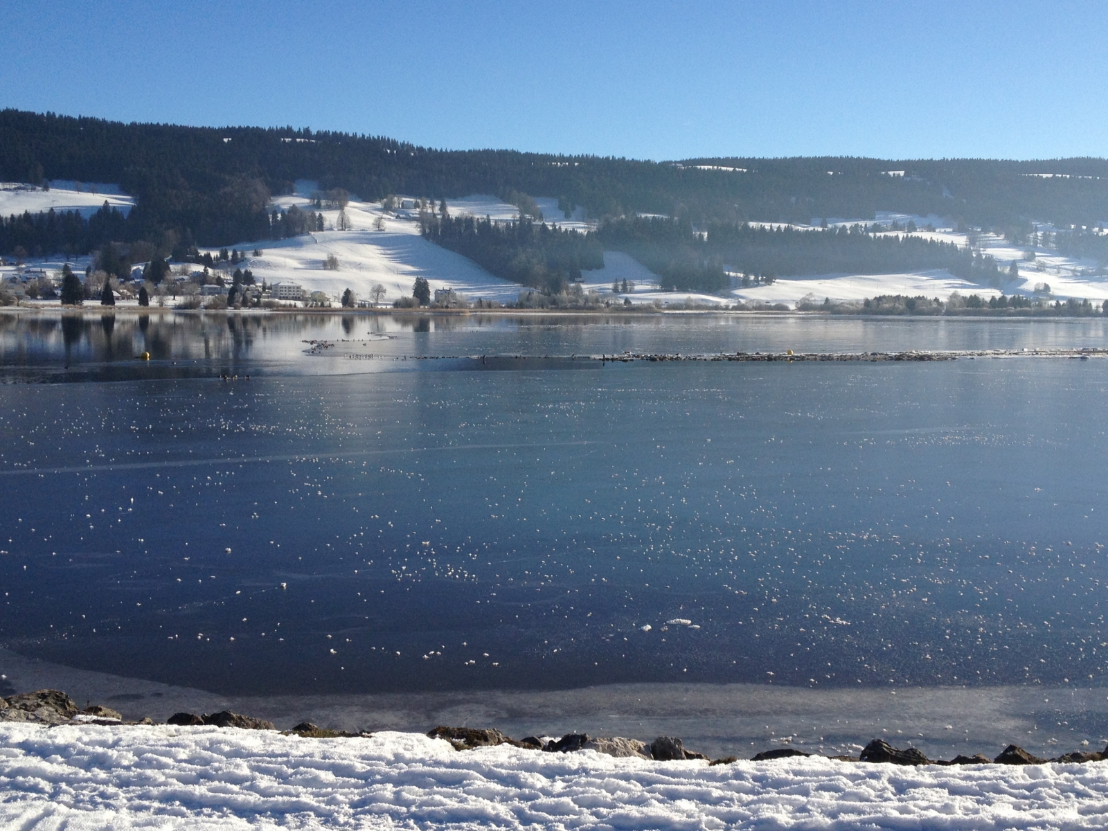 Le lac de Joux est partiellement gelé. 