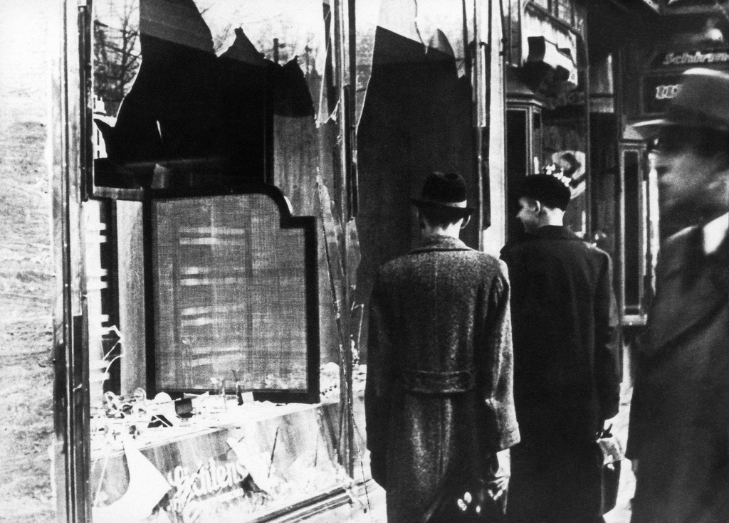 Dans la nuit du 9 au 10 novembre 1938, les Nazis ont incendié des synagogues allemandes, ont détruit des commerces juifs et assassiné un grand nombre de citoyens juifs. 