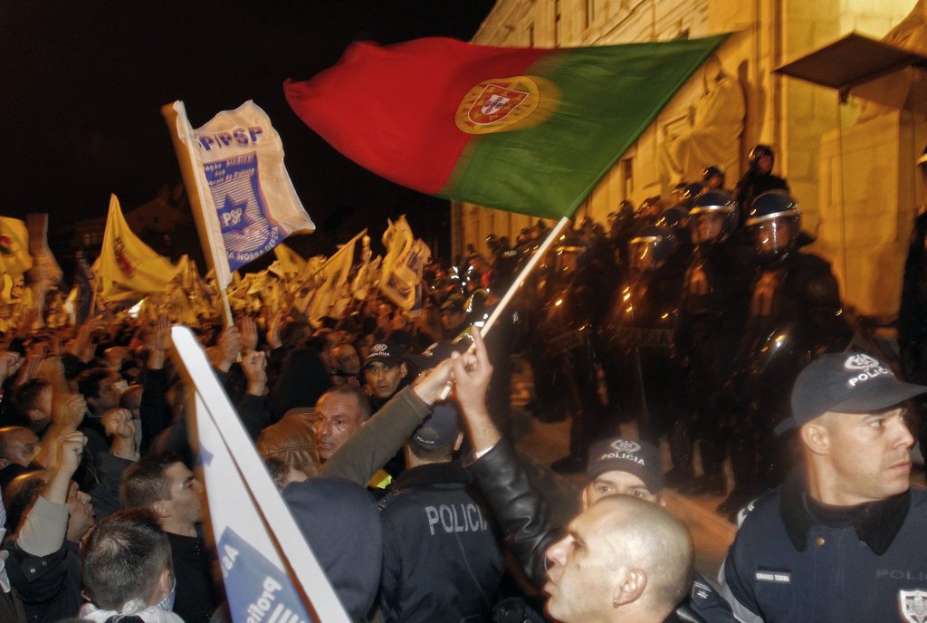 Des milliers de policiers, gendarmes et autres fonctionnaires des forces de l'ordre portugaises ont manifesté jeudi à Lisbonne contre les nouvelles mesures de rigueur prévues par le projet de budget pour 2014.