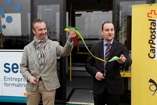 Michael Rohrer,municipal des transports et Jean-Pierre Römer, responsable des ventes chez Volvo ont procédé au coupé de ruban pour l'inauguration du nouveau bus hybride.