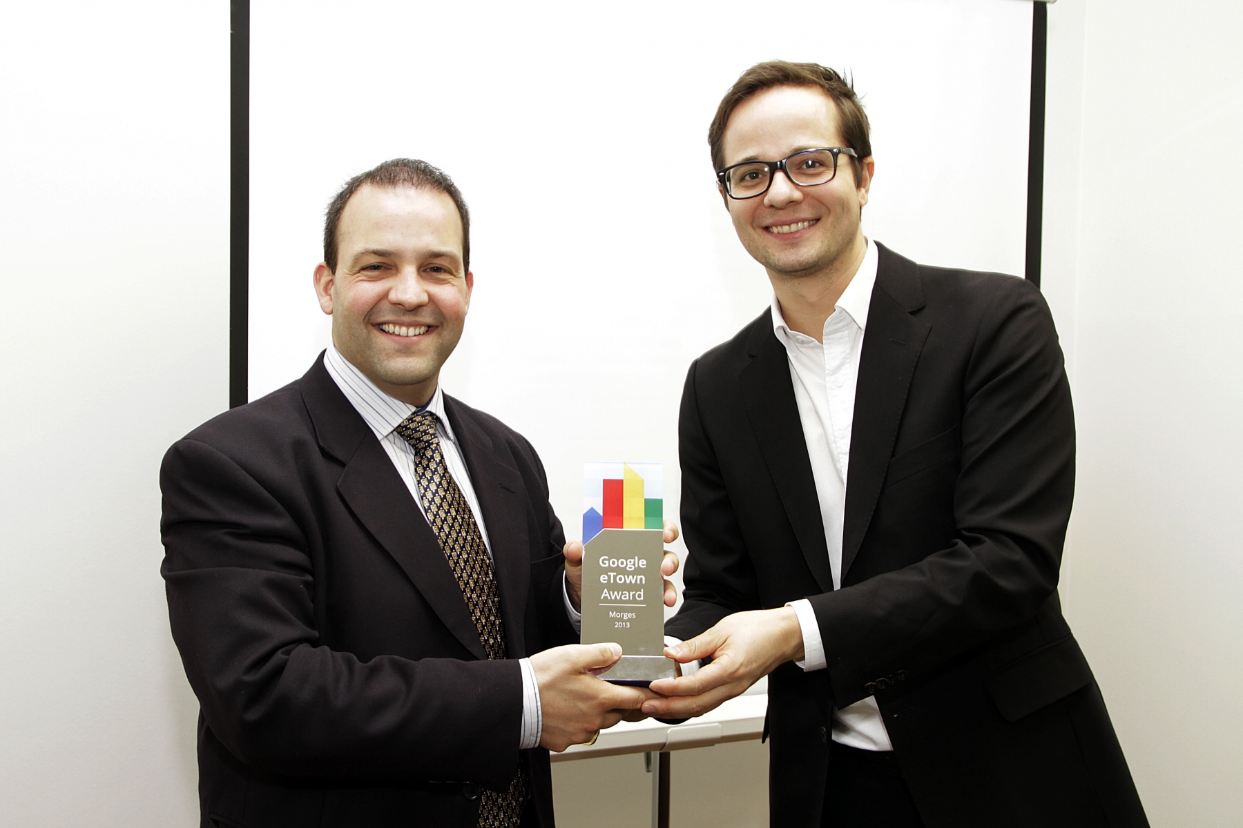 Vincent Jacques, syndic de Morges a reçu l'eTown Award d'Anton Aschwanden, responsable des relations institutionnelles chez Google Suisse.