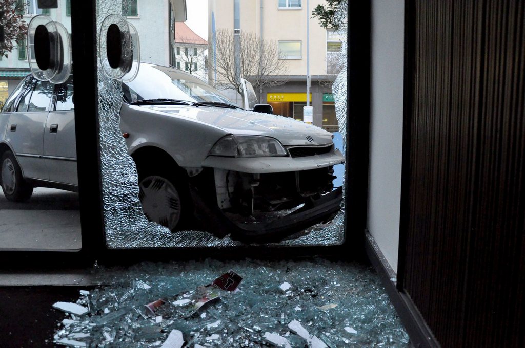 La voiture a terminé sa course dans l'entrée. 