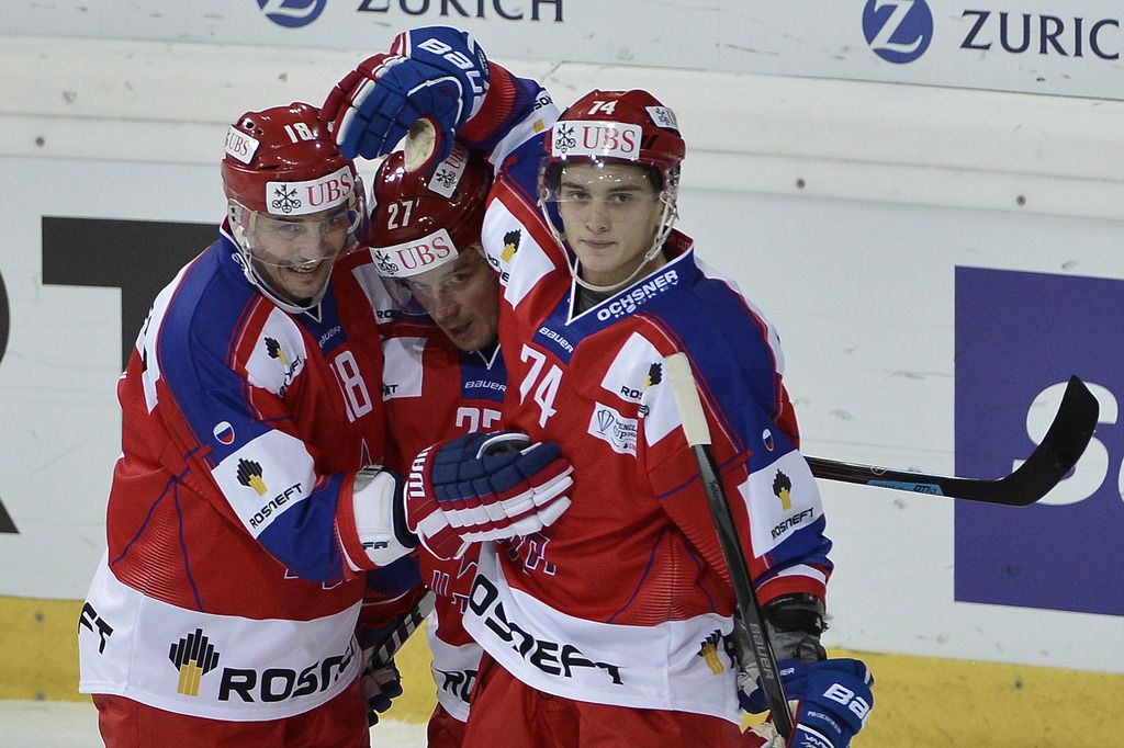 Les membres du CSKA Moscou, depuis la gauche, Sergei Fedorov, Igor Grigorenko et Nikolai Prokhorkin ont décroché la victoire face à Rochester en Coupe Spengler.