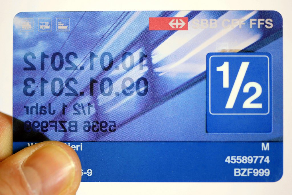 Les usagers des transports publics suisses pourront opter pour une carte à puce dès la mi-2015. Ce "SwissPass" intégrera l'abonnement général, le demi-tarif et progressivement les abonnements communautaires.