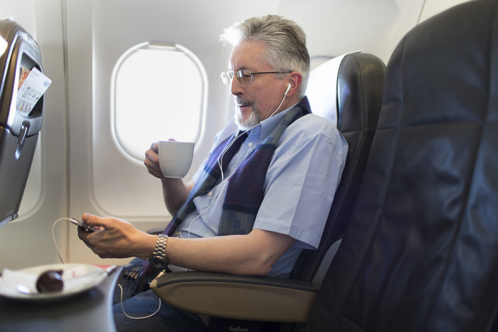 Le régulateur américain des télécoms souhaite permettre aux passagers des avions de ligne d'utiliser leurs téléphones portables pendant les vols.