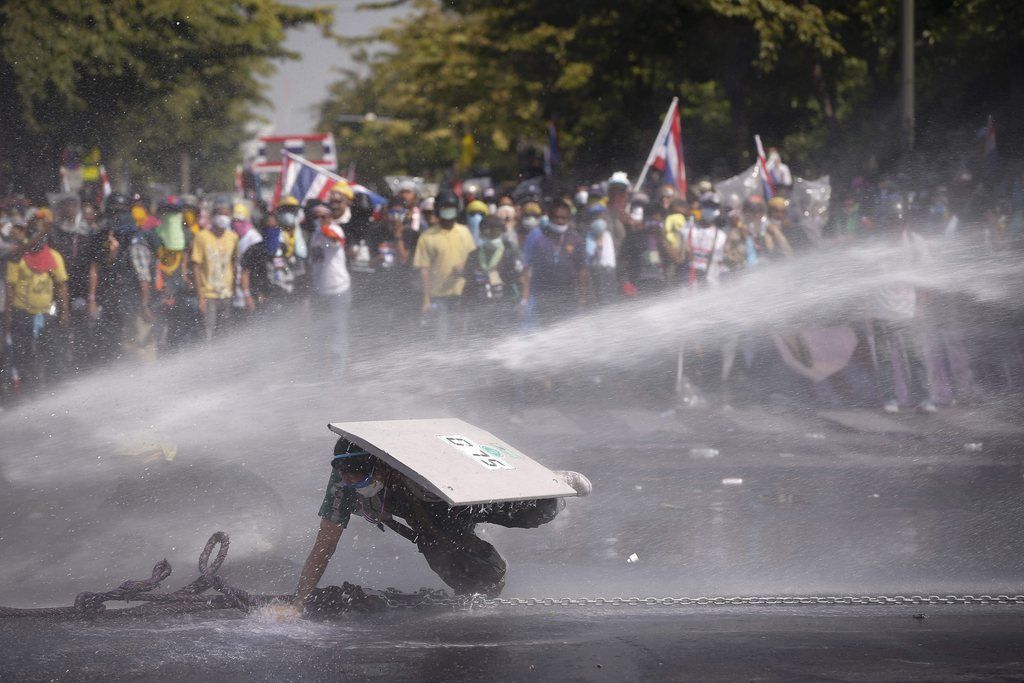 De nouvelles échauffourées ont eu lieu lundi matin en Thaïlande entre les forces de l'ordre et les milliers de manifestants d'opposition voulant faire tomber le gouvernement. 