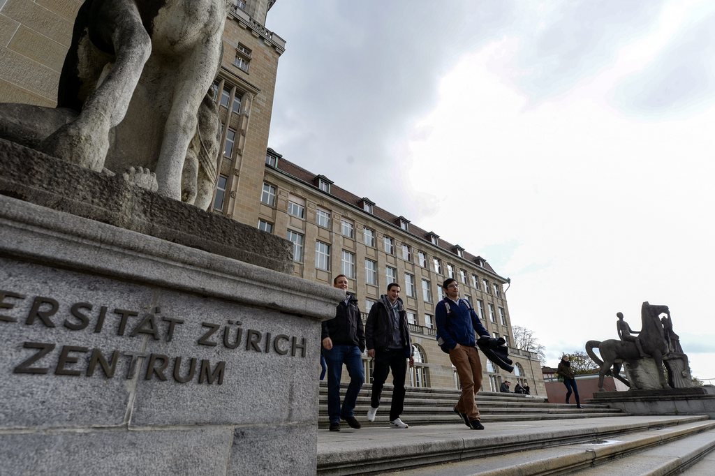 L'Université de Zurich (UZH) confirme le renvoi controversé d'une professeure soupçonnée d'avoir transmis à la presse un rapport interne concernant Christoph Mörgeli.