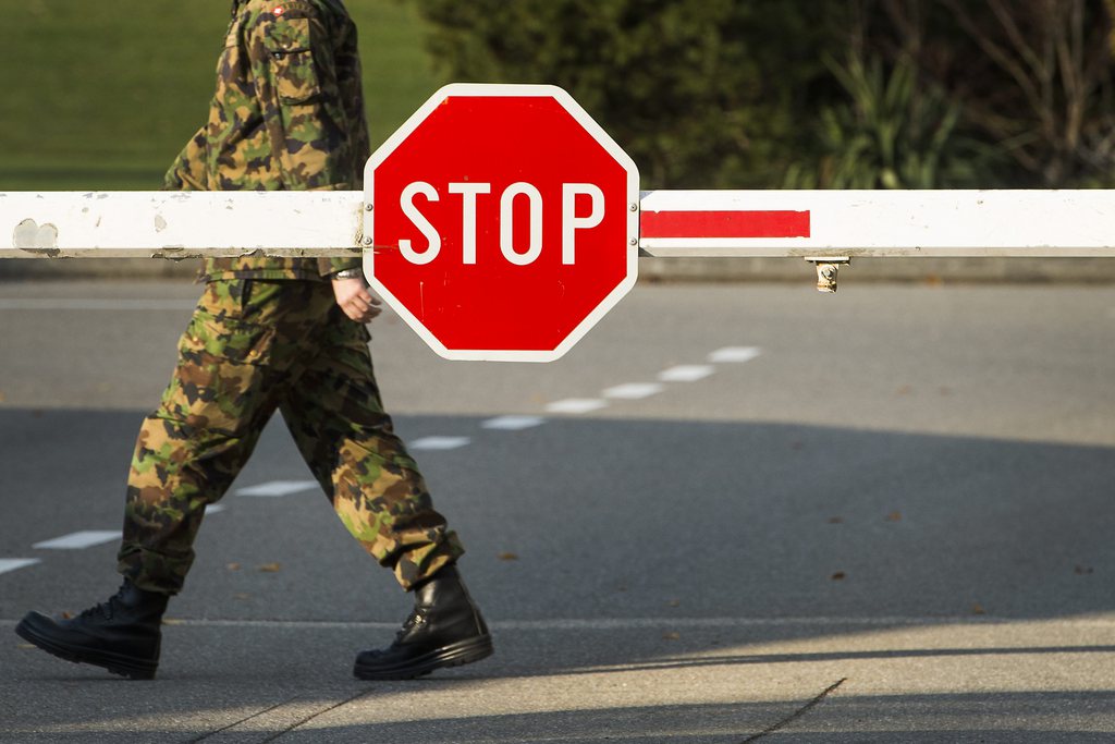 Adieu aux casernes de Moudon (VD), des Vernets (GE), de la Poya (FR) ou encore à l'aérodrome de Sion (VS). L'armée suisse fermera en tout sept places d'armes, trois aérodromes et des infrastructures de combat, soit un tiers de son parc immobilier, pour des économies de 8,7 milliards de francs.