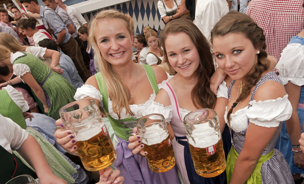 Drei junge Frauen posieren am Samstag (17.09.11) in Muenchen im Schottenhamel-Festzelt auf der Theresienwiese nach dem Anzapfen des ersten Bierfasses zur Eroeffnung des Oktoberfests 2011 mit ihren Mass Bier. Das 178. Oktoberfest findet vom Samstag bis zum 3. Oktober 2011 statt. (zu dapd-Text) Foto: Joerg Koch/dapd