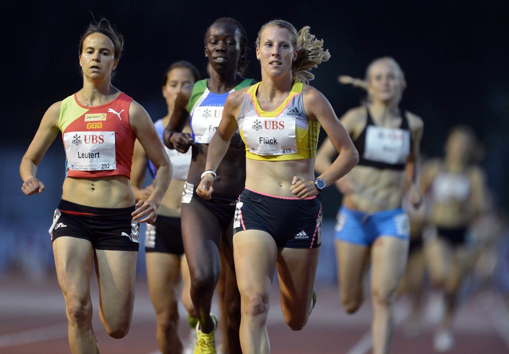 Joelle Flueck (centre) et Astrid Leutert, (gauche) au 1500m à Lucerne en 2013. 