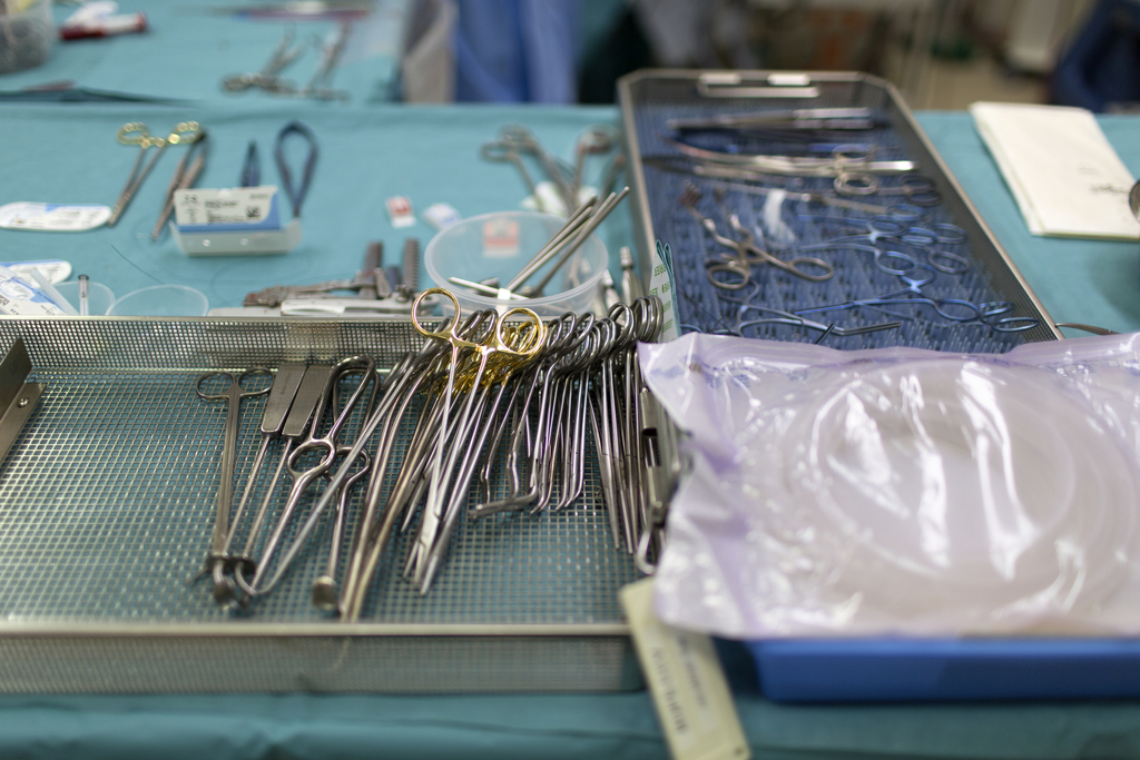 Surgical instruments at a five-hour cardiac surgery on an infant carried out by Swiss cardiac surgeon and pediatrician Rene Pretre, pictured at the university hospital Lausanne, Centre Hospitalier Universitaire Vaudois, CHUV, in Lausanne, Switzerland, in August 2013. (KEYSTONE/Gaetan Bally)

Operationsbesteck bei einer fuenfstuendigen Herzoperation an einem Kleinkind, die von Herzchirurg und Kinderarzt Rene Pretre durchgefuehrt wird, aufgenommen im Universitaetsspital Lausanne, Centre Hospitalier Universitaire Vaudois, CHUV, in Lausanne, im August 2013. (KEYSTONE/Gaetan Bally)