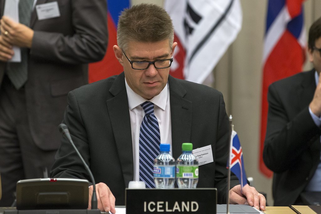 Le ministre islandais des affaires étrangères Gunnar Bragi Sveinsson a présenté le projet de loi pour retirer la candidature islandaise.