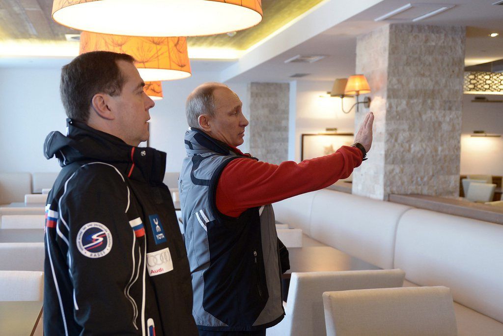 Le président russe Vladimir Putin et le premier ministre Dmitry Medvedev inspectent le nouvel hôtel construit pour accueillir la cérémonie du G8 à Sotchi.