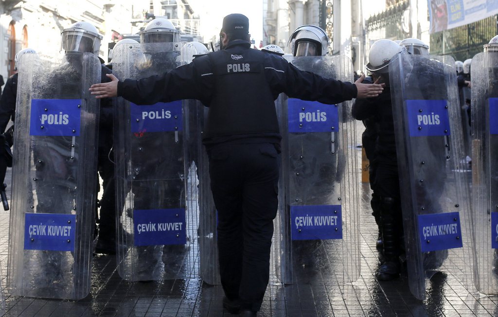 5000 policiers ont été mutés ou destitués dans l'enquête de corruption qui touche la Turquie. 