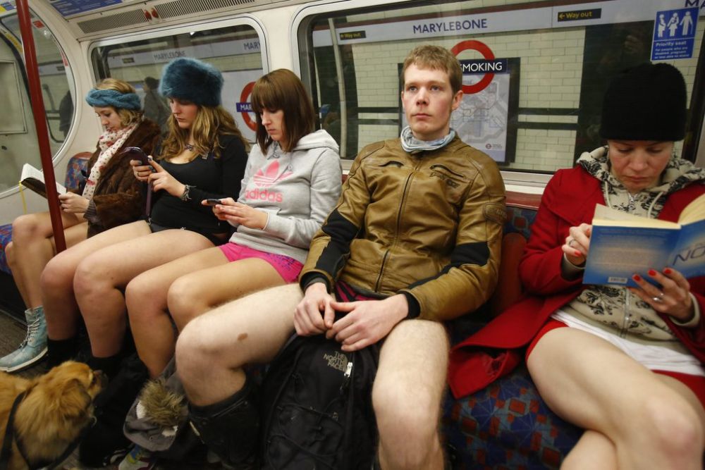 Une manifestation inspirée du "No pants subway ride" ou "En slip dans le métro".(photo)
