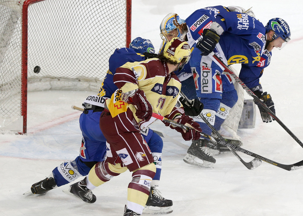 Le Genevois Denis Hollenstein (devant) marque le 4-1 à Davos. 