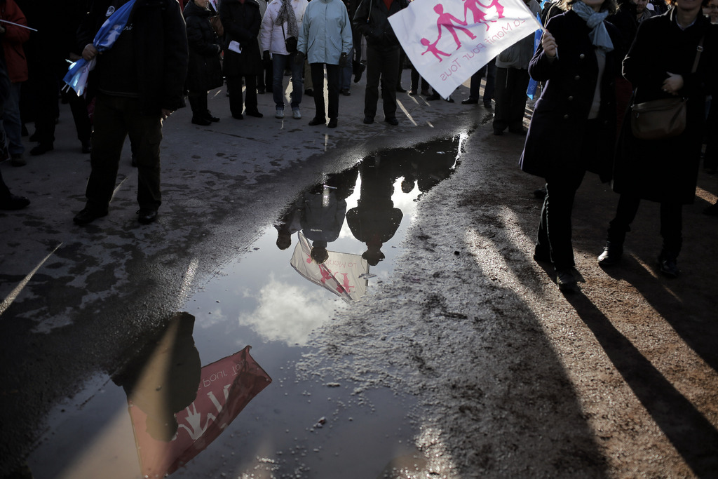 Des milliers de personnes ont défilé à Paris et Lyon pour protester les théories familiales du gouvernement français. 