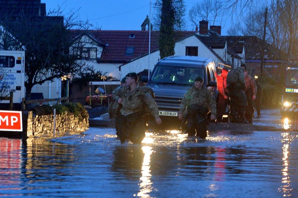 Plus de 140 foyers anglais ont été évacués à bord de véhicules des Royal Marines.