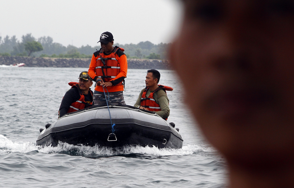 Indonesian navy rescue team members returns from a search mission for missing seven Japanese divers in Bali island, Indonesia, Monday, Feb. 17, 2014. The divers has been missing since last Friday when they were diving off the coast of the island. (AP Photo/Firdia Lisnawati)